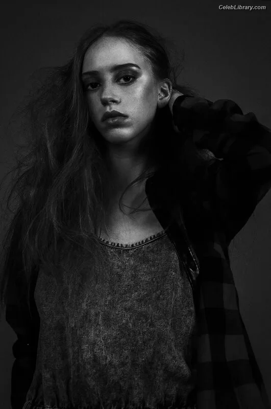 Lily Newmark photo 17 of 391