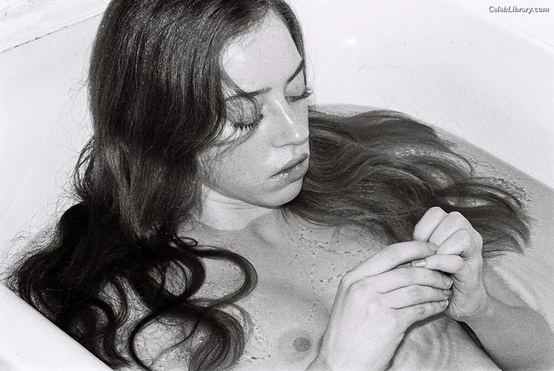 Lily Newmark photo 4 of 391