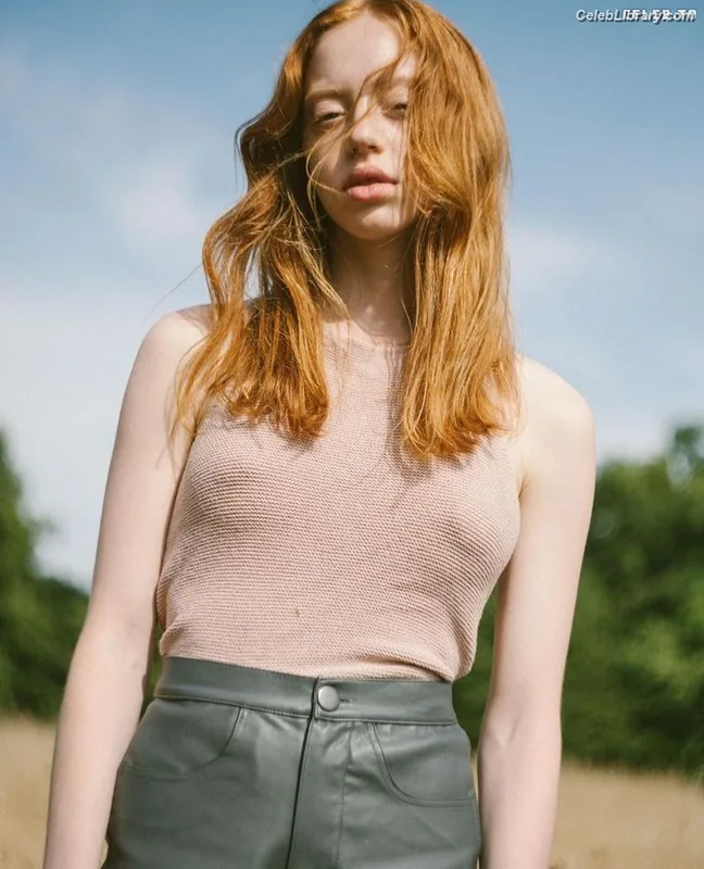 Lily Newmark photo 14 of 391