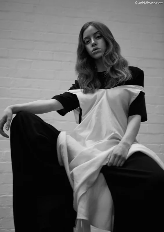 Lily Newmark photo 7 of 391