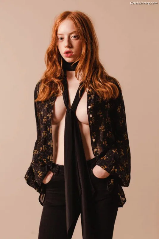 Lily Newmark photo 15 of 391
