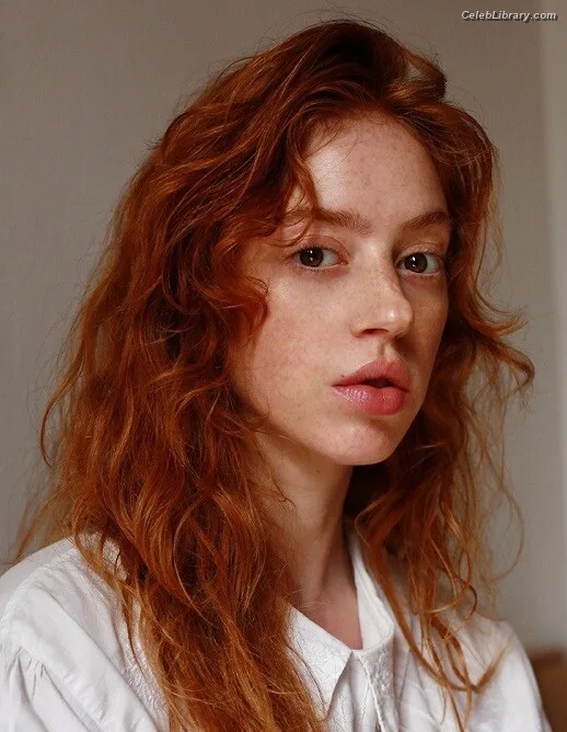 Lily Newmark photo 19 of 391