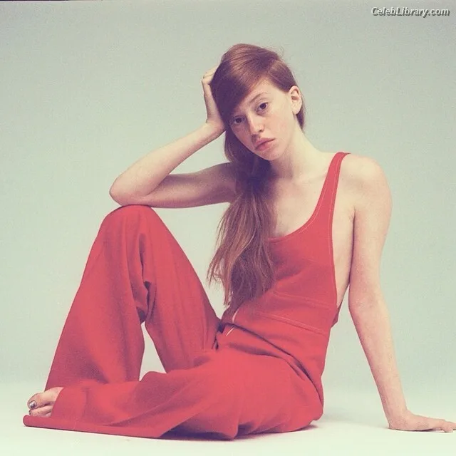 Lily Newmark photo 10 of 391