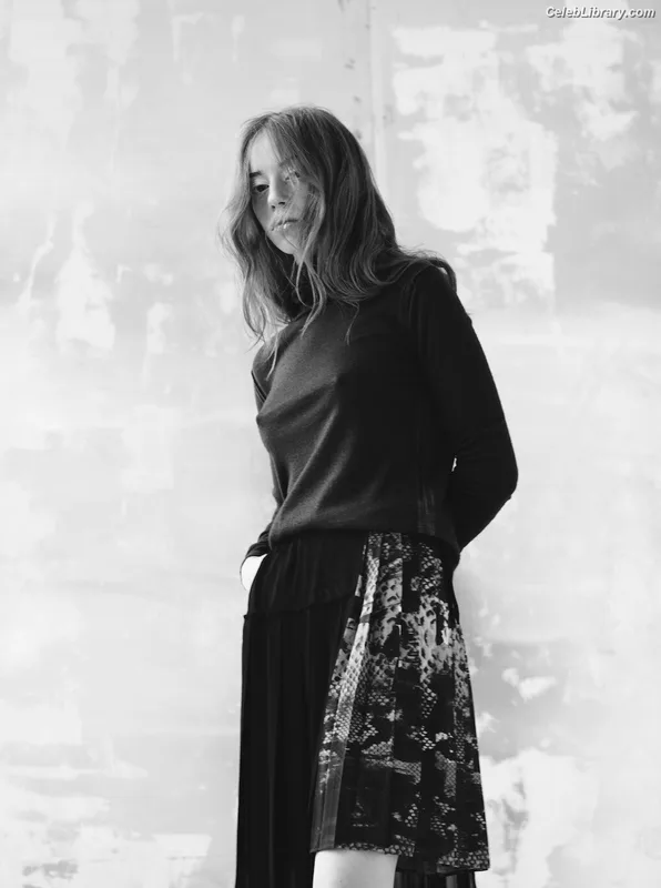 Lily Newmark photo 17 of 391