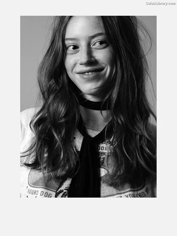 Lily Newmark photo 17 of 391