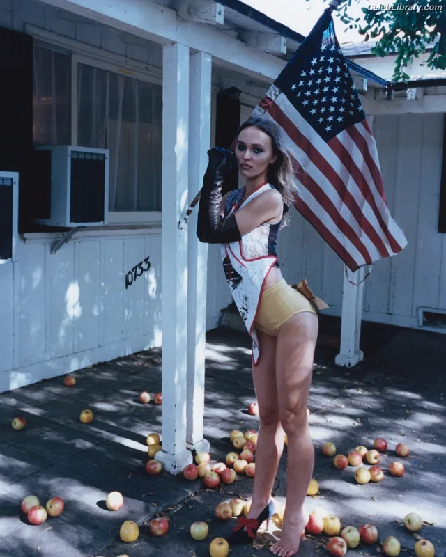 Lily-Rose Depp photo 1 of 528
