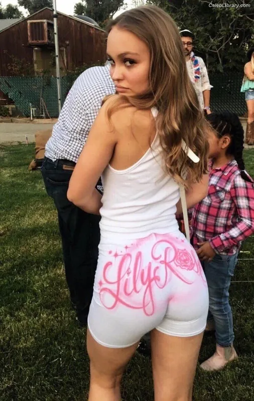 Lily-Rose Depp photo 1 of 528