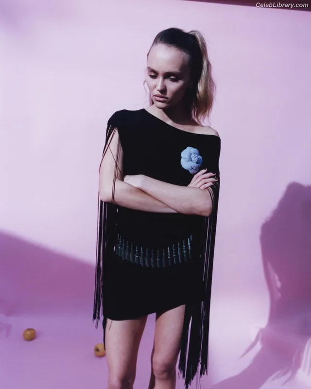 Lily-Rose Depp photo 4 of 528