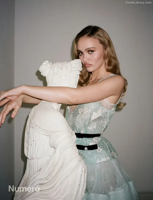 Lily-Rose Depp photo 3 of 528