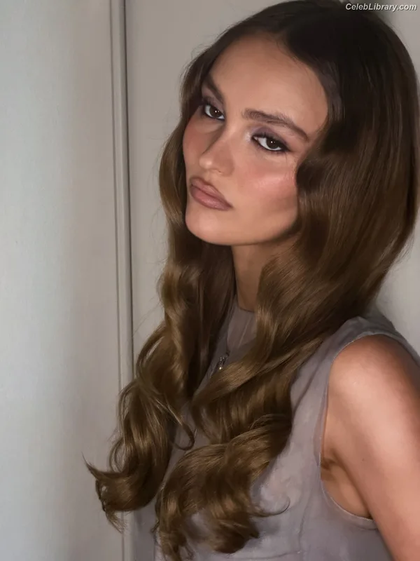 Lily-Rose Depp photo 7 of 528