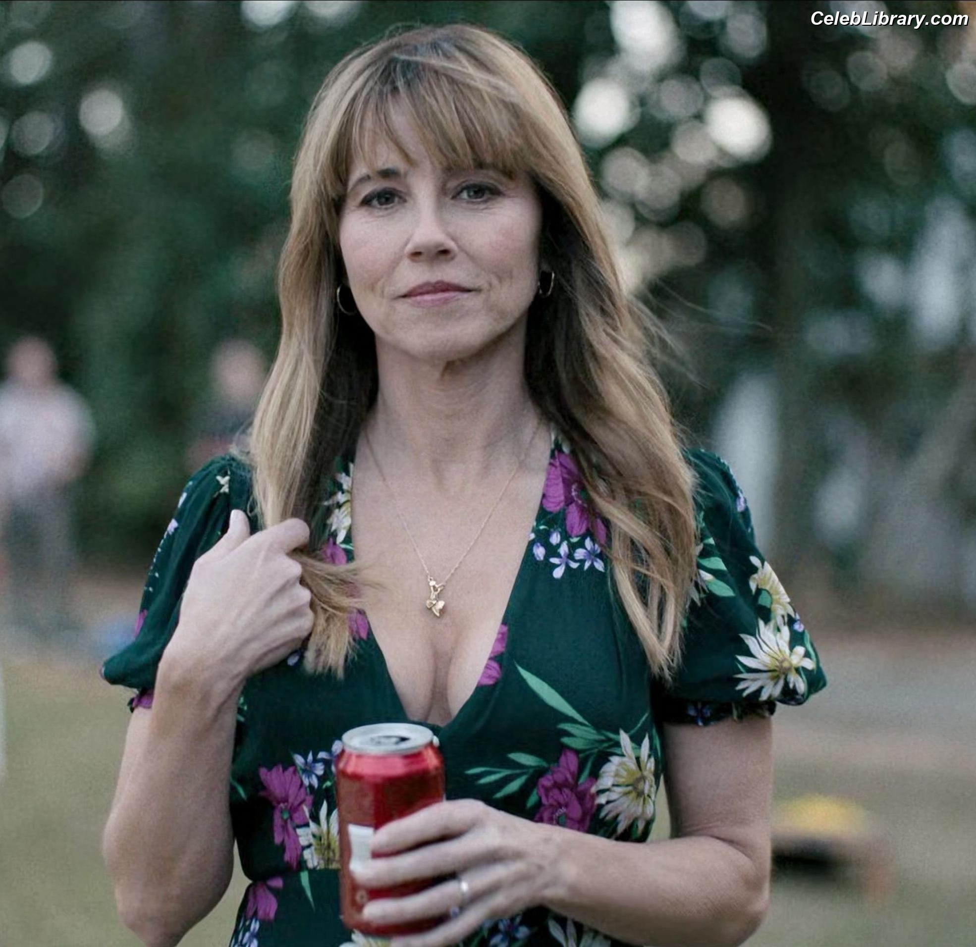 Linda Cardellini photo 22 of 182