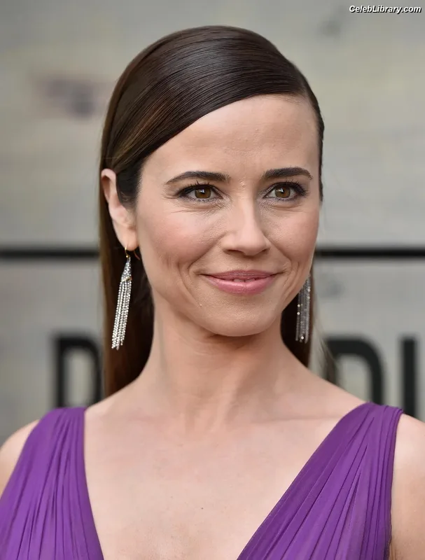 Linda Cardellini photo 10 of 182