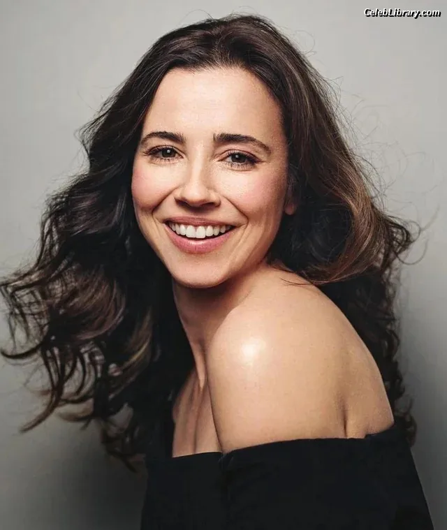 Linda Cardellini photo 13 of 182