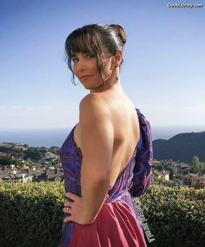 Linda Cardellini photo 21 of 182