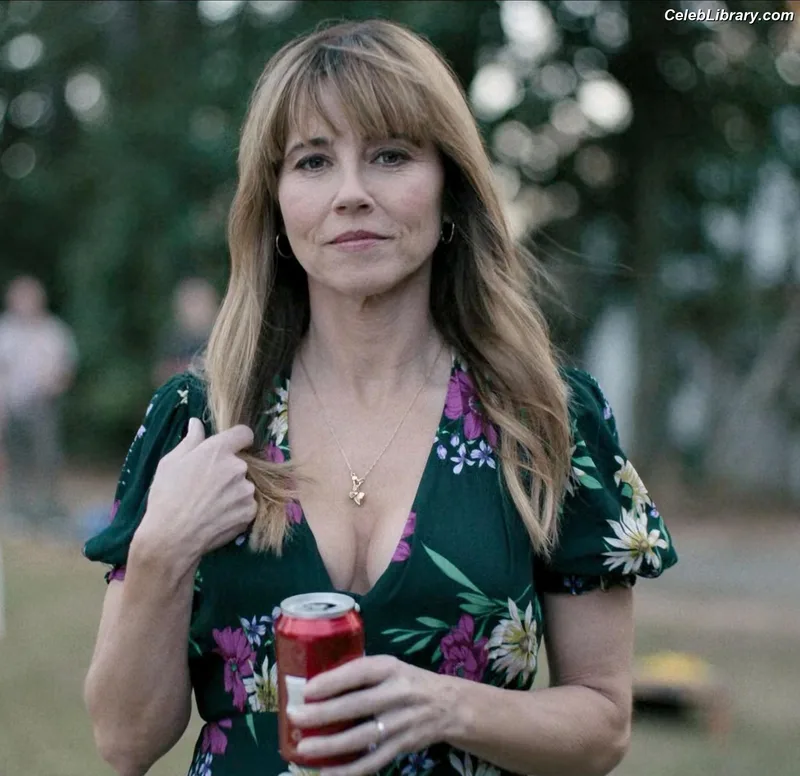 Linda Cardellini photo 2 of 182