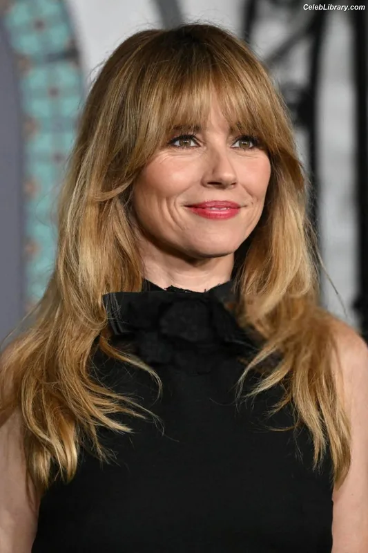 Linda Cardellini photo 3 of 182