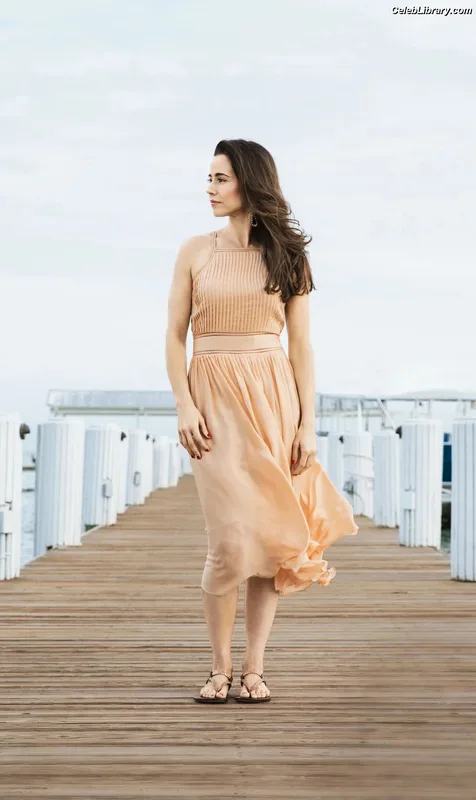 Linda Cardellini photo 8 of 182
