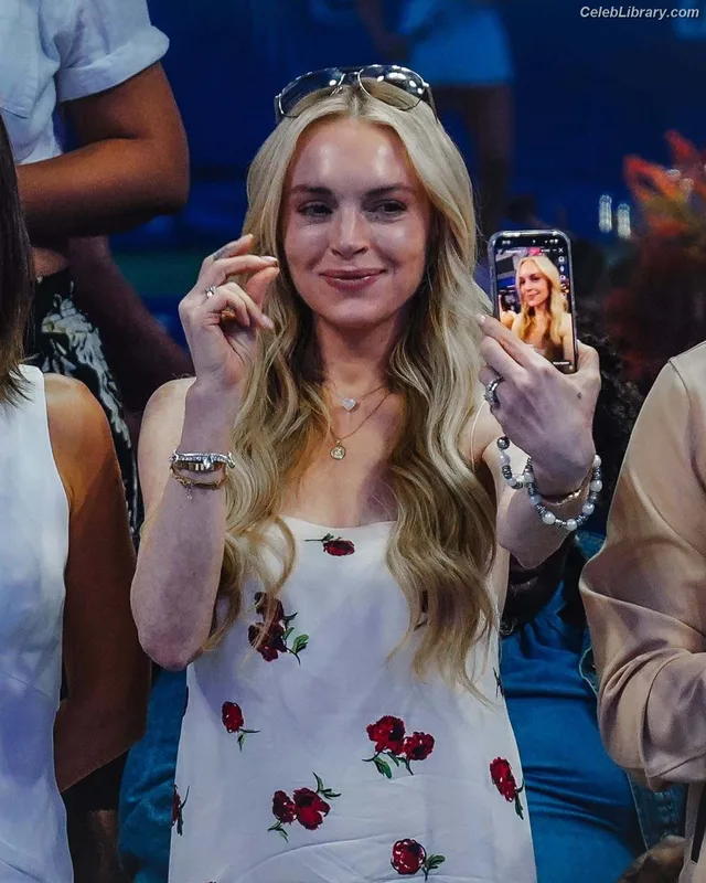 Lindsay Lohan photo 9 of 752