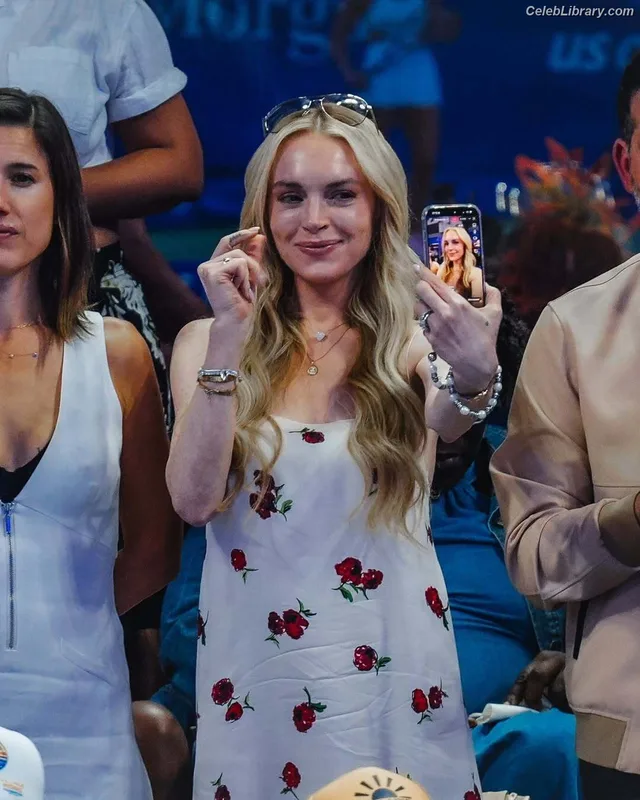 Lindsay Lohan photo 12 of 752
