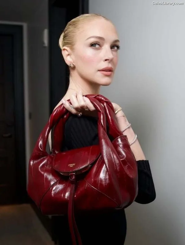 Lindsay Lohan photo 1 of 752