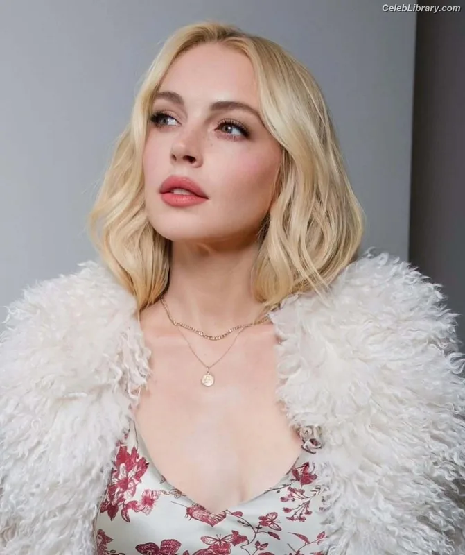 Lindsay Lohan photo 3 of 752