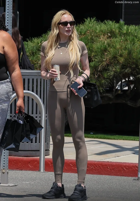 Lindsay Lohan photo 9 of 752