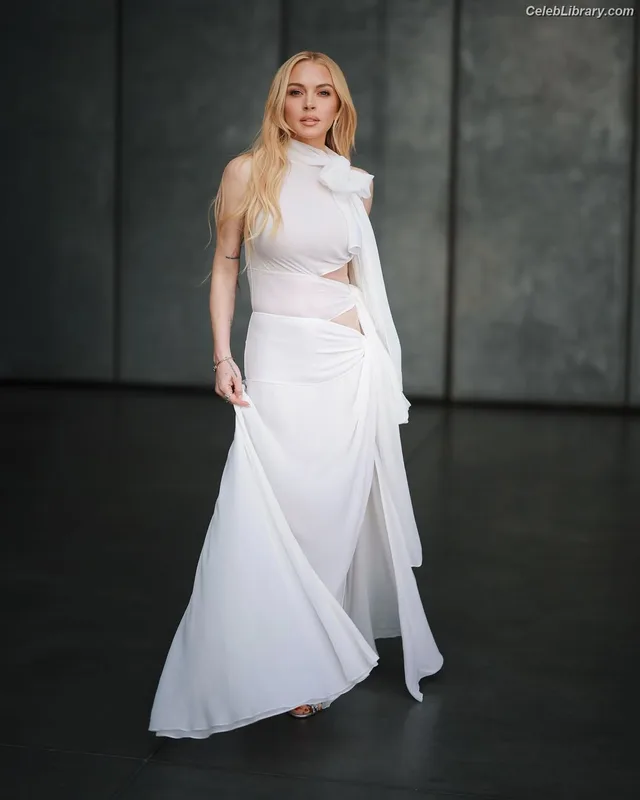 Lindsay Lohan photo 12 of 752