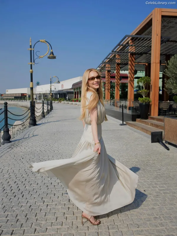 Lindsay Lohan photo 2 of 752