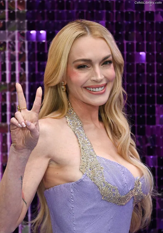 Lindsay Lohan photo 7 of 752