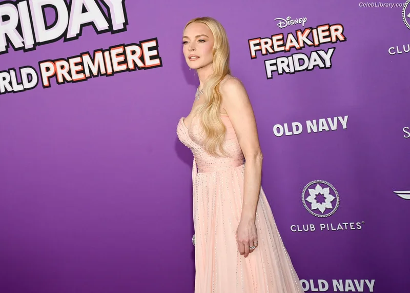Lindsay Lohan photo 24 of 752