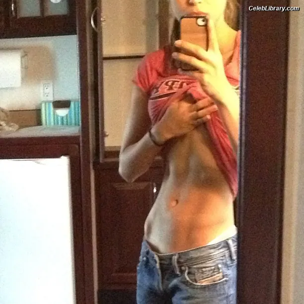 Lindsey Morgan photo 2 of 185