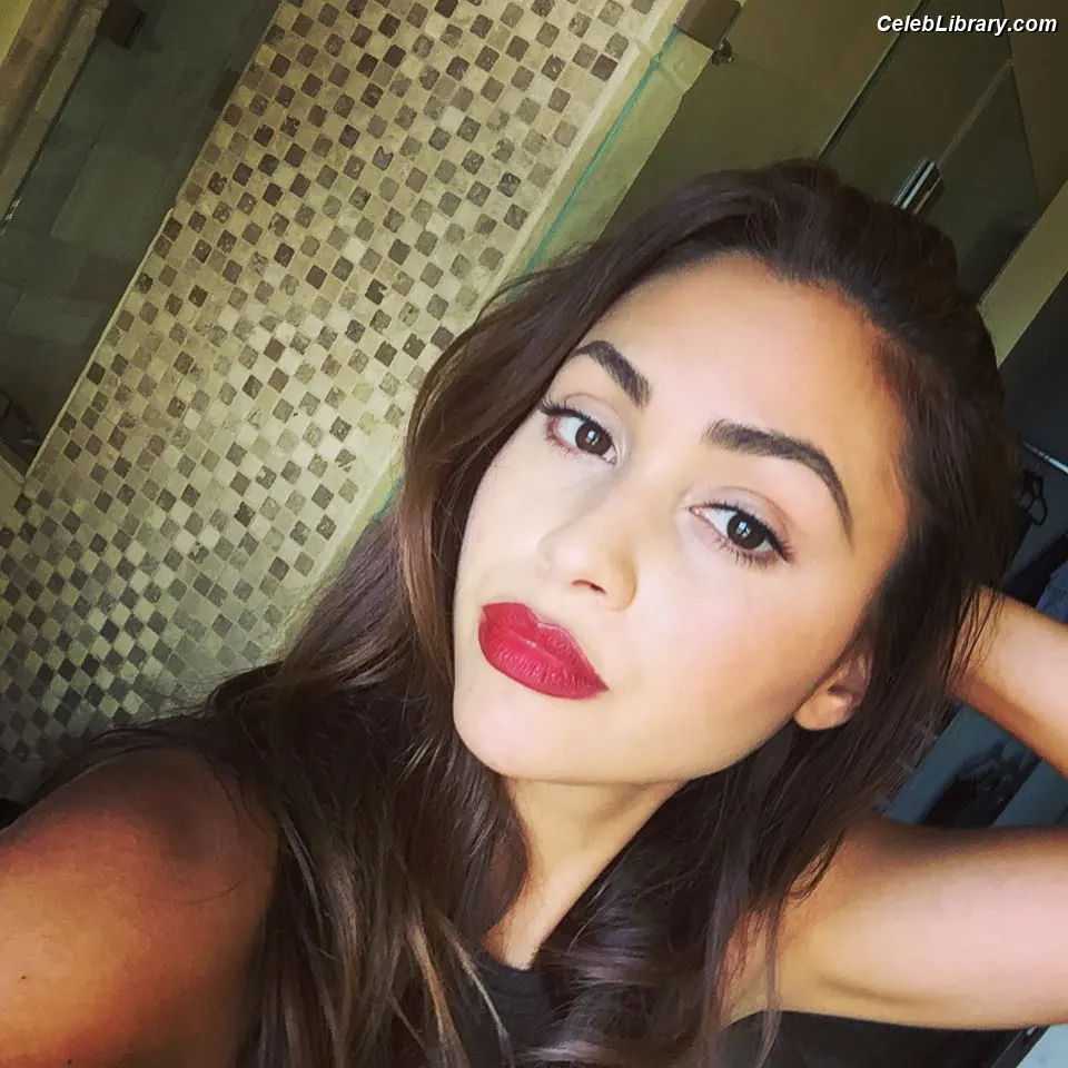 Lindsey Morgan photo 11 of 185