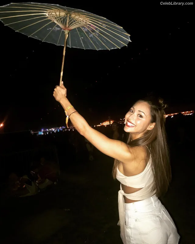 Lindsey Morgan photo 19 of 184