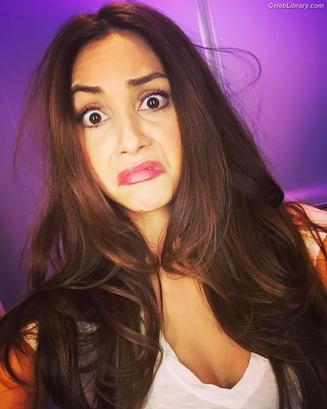 Lindsey Morgan photo 20 of 184