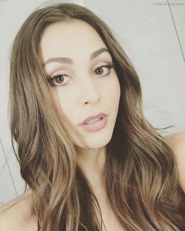Lindsey Morgan photo 2 of 184
