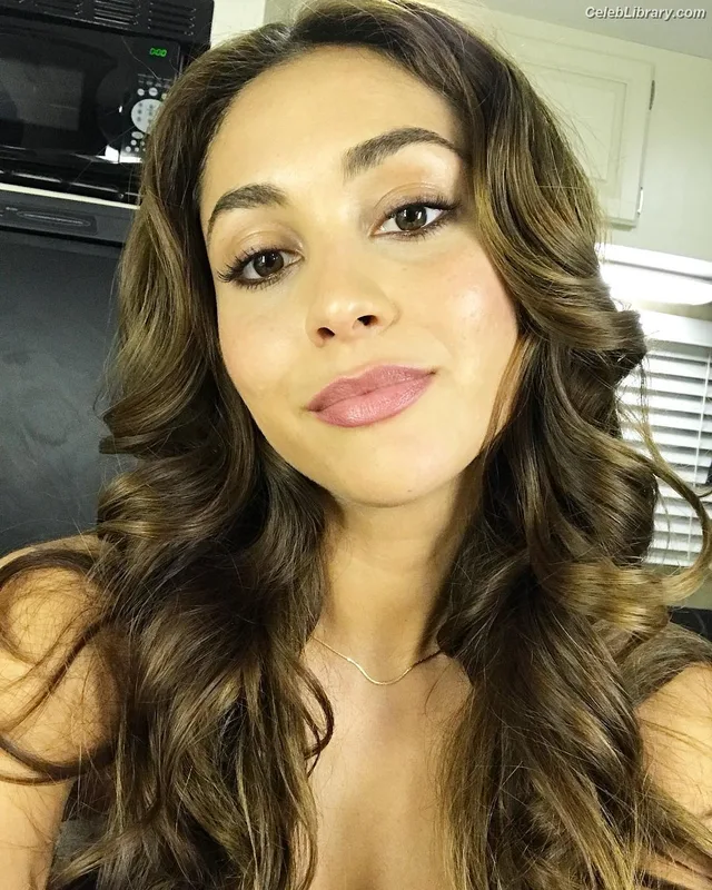 Lindsey Morgan photo 3 of 184