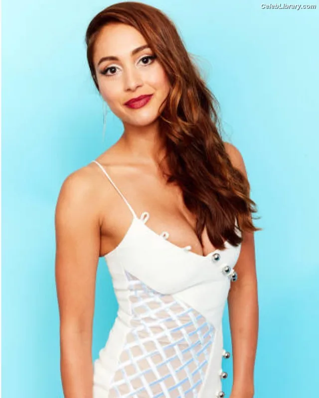 Lindsey Morgan photo 5 of 184