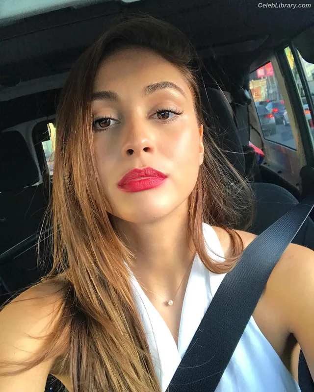 Lindsey Morgan photo 7 of 184