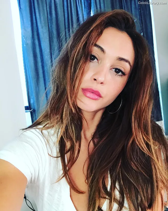 Lindsey Morgan photo 9 of 184