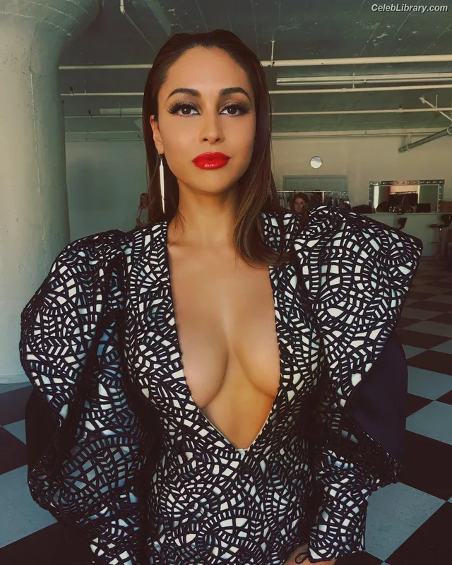 Lindsey Morgan photo 17 of 184