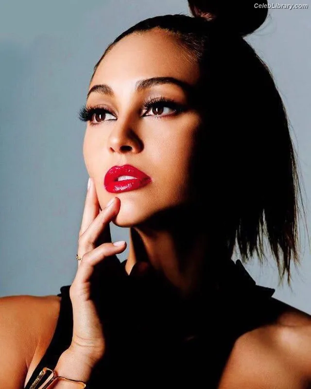 Lindsey Morgan photo 19 of 184