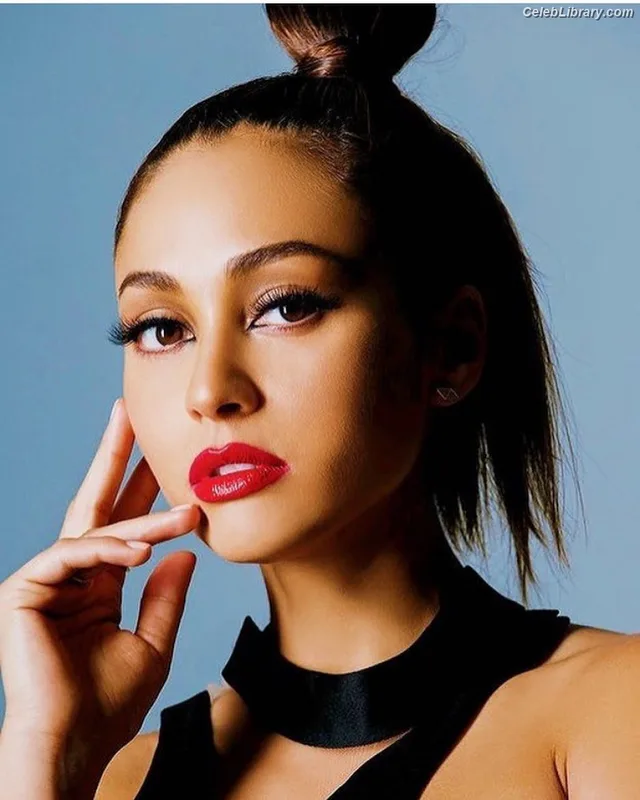Lindsey Morgan photo 20 of 184