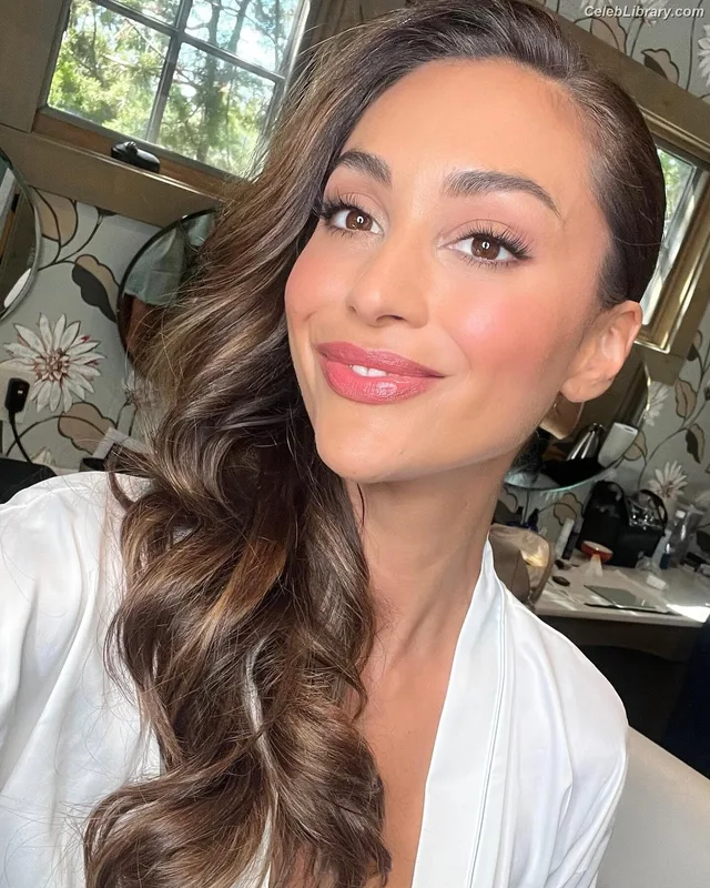 Lindsey Morgan photo 21 of 184