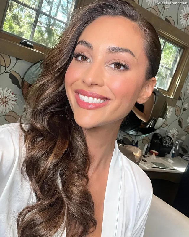 Lindsey Morgan photo 22 of 184