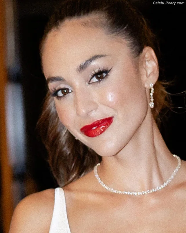Lindsey Morgan photo 24 of 184