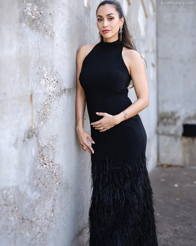 Lindsey Morgan photo 11 of 184