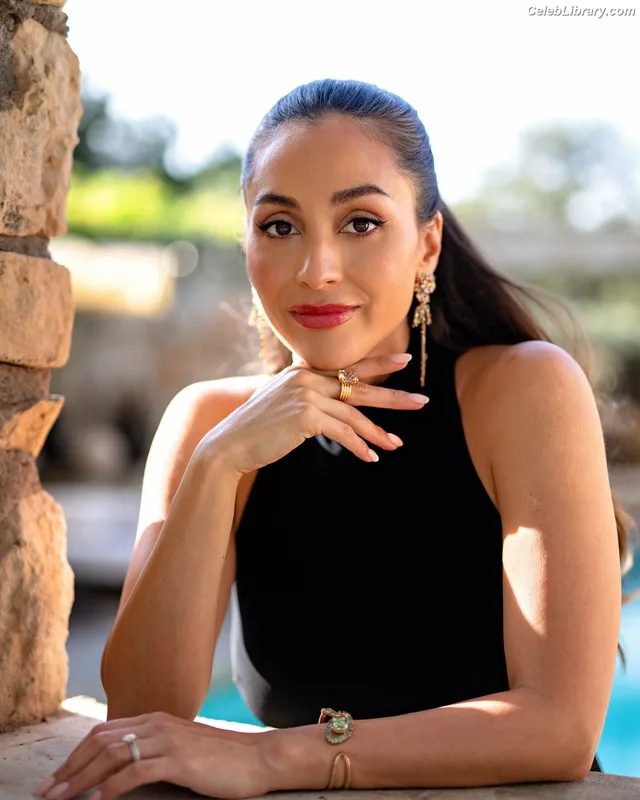 Lindsey Morgan photo 13 of 184