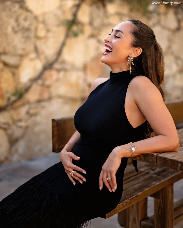 Lindsey Morgan photo 14 of 184