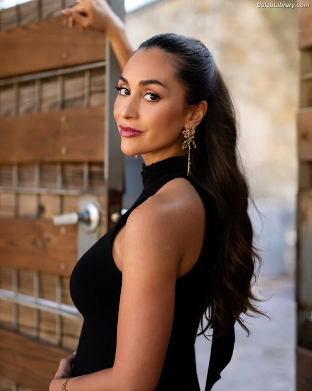 Lindsey Morgan photo 16 of 184
