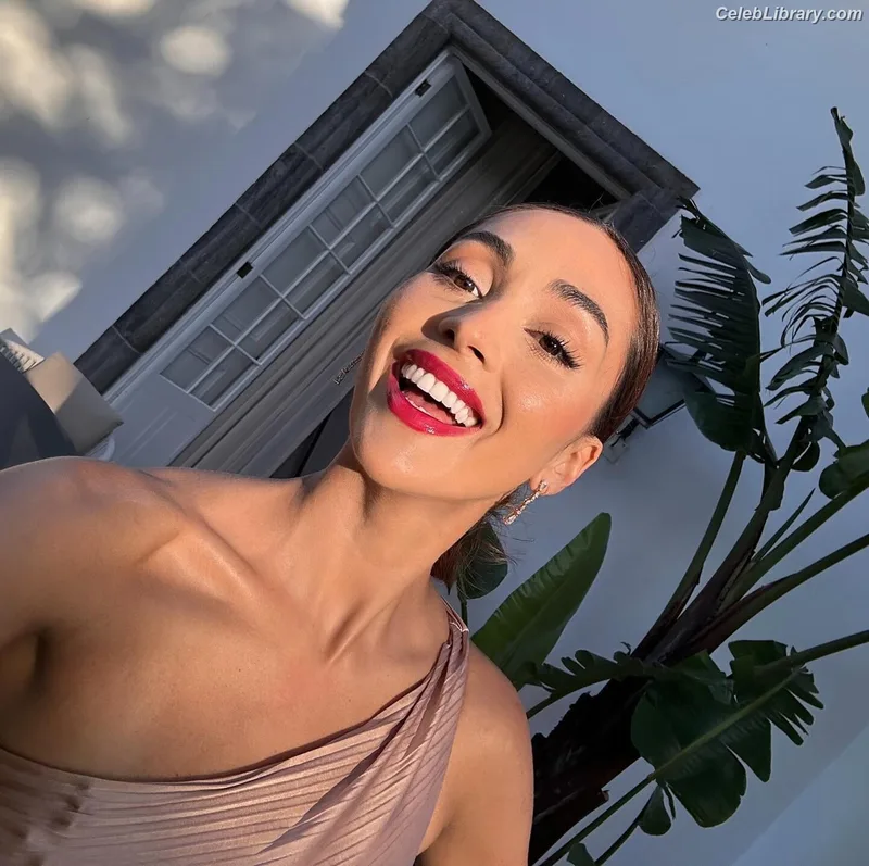 Lindsey Morgan photo 21 of 184